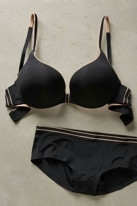 T-shirt bra with matching seamless bikini panties.