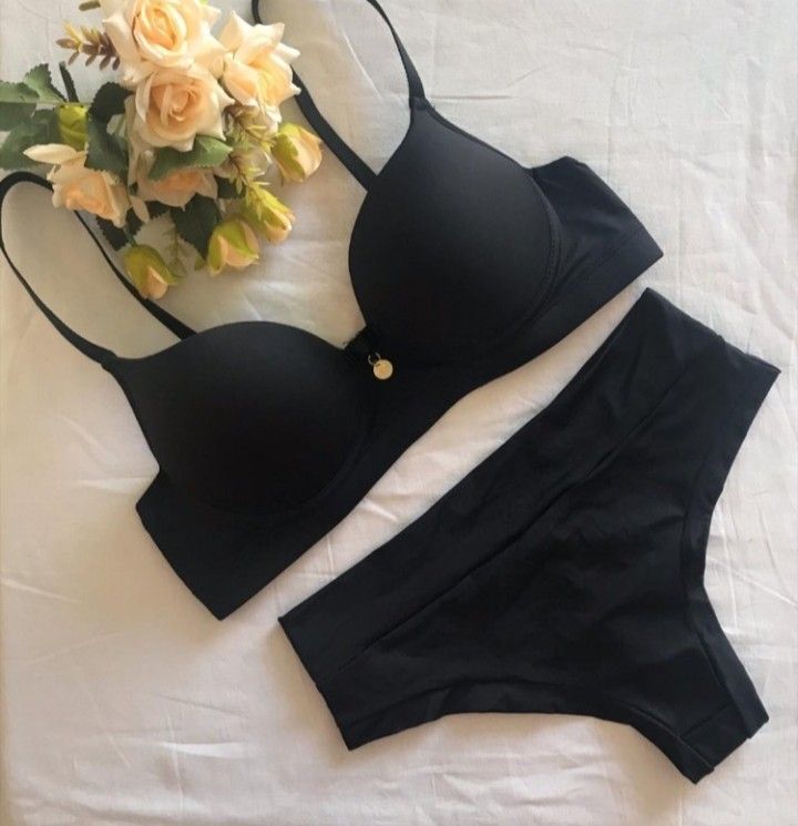 T-shirt bra with matching seamless bikini panties.
